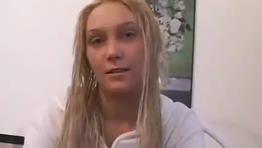 Nervös kailey spreizt und wichst ihre getrimmte muschi