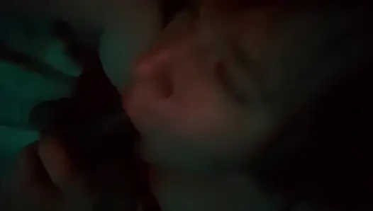 İyi bir kadın kılıklı gibi yatakta dildo emiyor