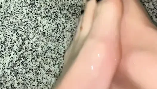 Ступни в масле для тела