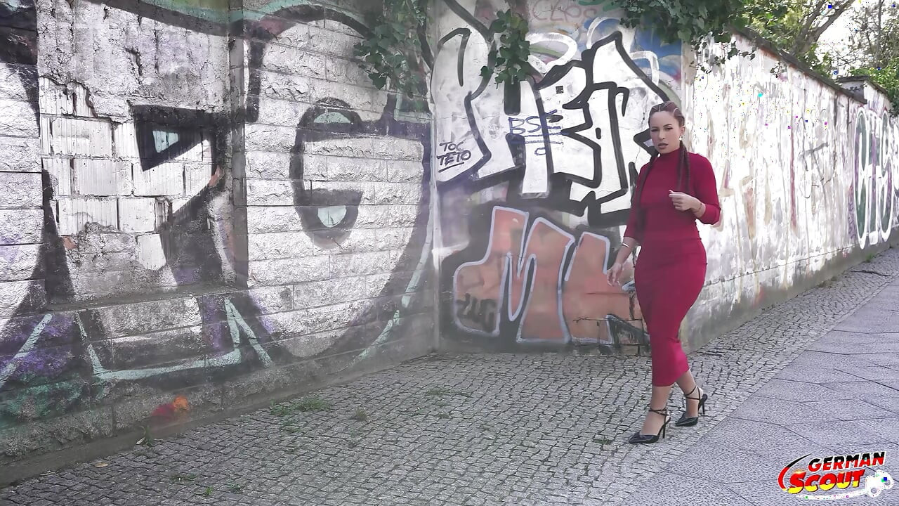NEMAČKI IZVIĐAČ - Latina sa okruglim dupetom Roberta Faganelli bez kondoma jebanje na kastingu