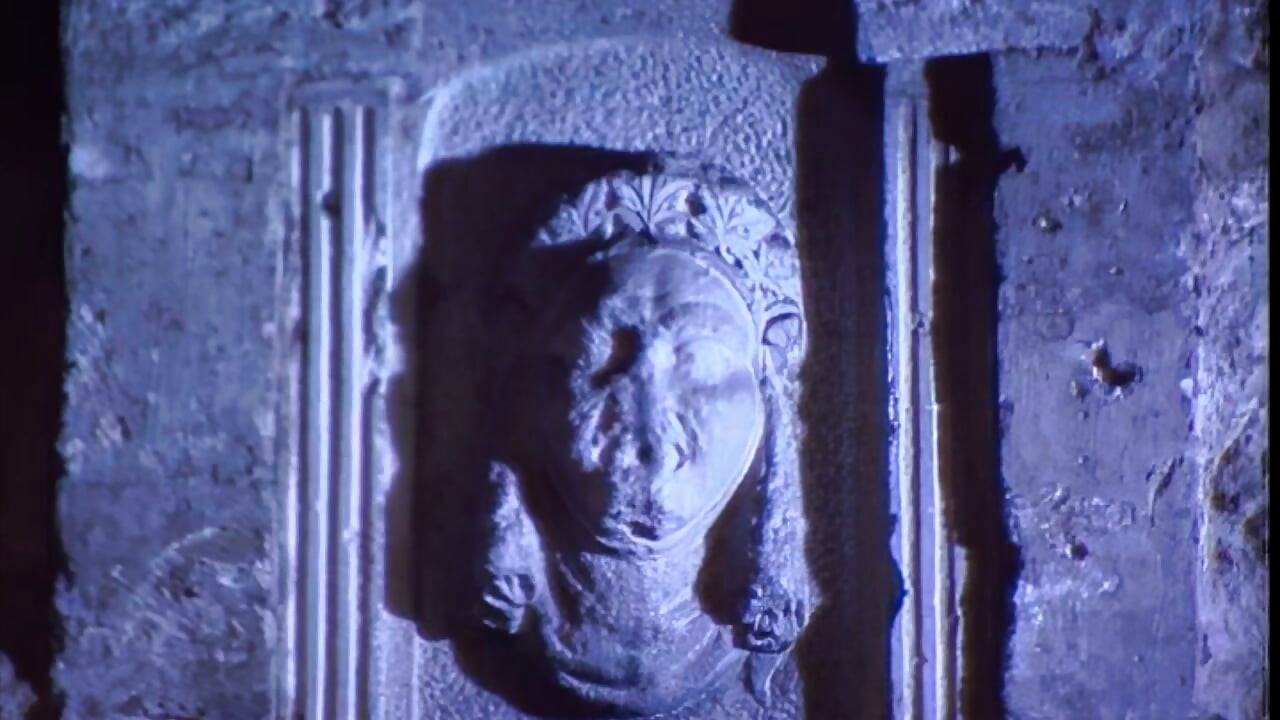 Czteroosobowa rzecz z dwiema chętnymi dziwkami penetrowanymi w tyłek