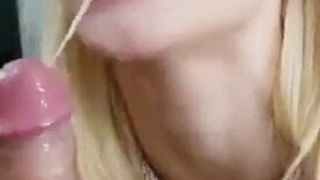 Une bite non coupée gicle de sperme dans la bouche