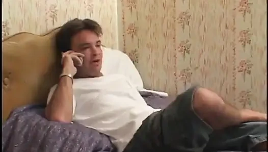 Gadis kulit hitam datang dan membiarkan pria kulit putih jilat memeknya setelah dia bugil