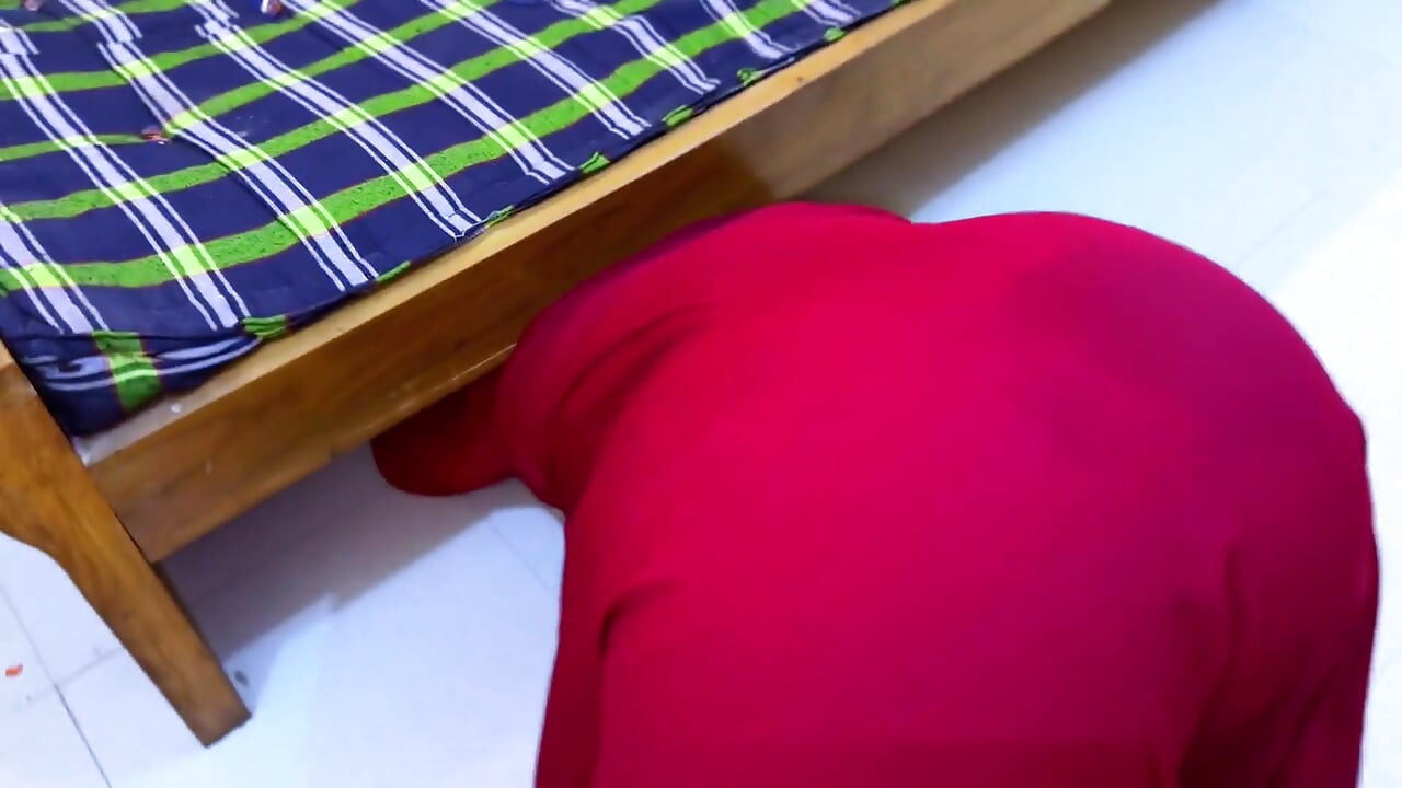 Rabuda linda madrasta árabe gostosa presa debaixo da cama quando ela estava limpa no quarto de sexo antes de começar a foder