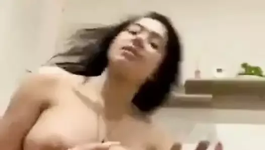 Sexy Latina haciendo lo que mas le gusta