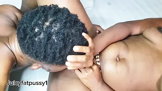 Momen manis antara pria Afrika dan seorang wanita muda