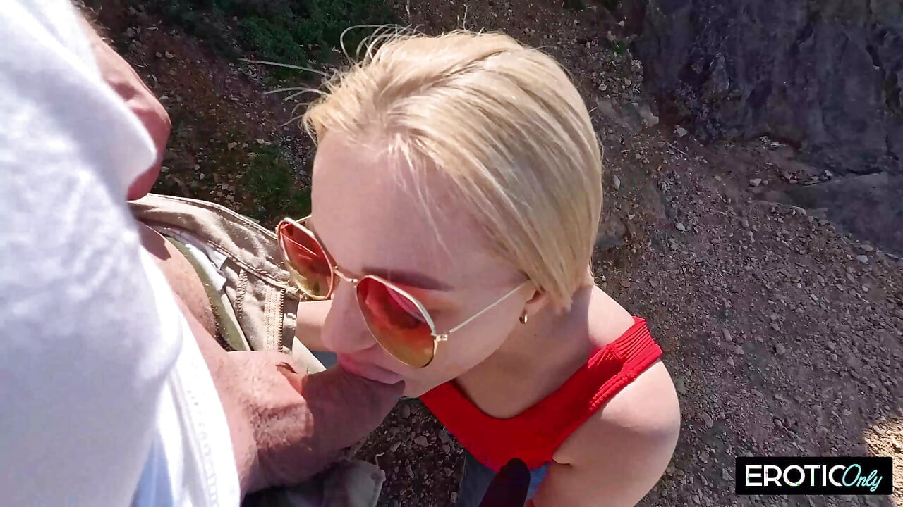 Oung Alman öğrenci açık havada vahşi bir sekste yaşlı sevgilisini istiyor