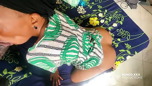 Fatuma xxx benimle bir bütün oluyor, sikimi bu eğlence gibi emiyor