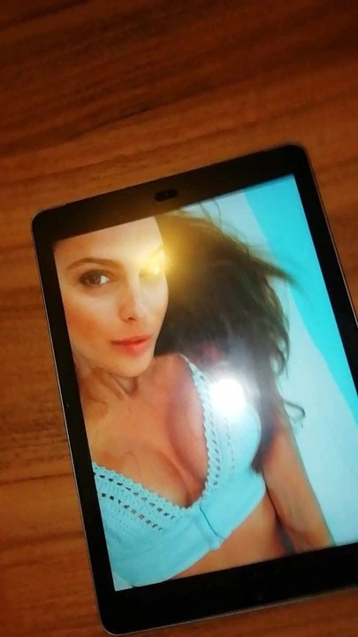 Iris Mittenaere cumtribute
