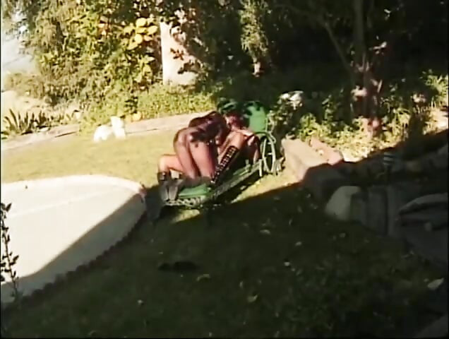 Tetonas negras lesbianas lamiendo coño dedeándose en el jardín