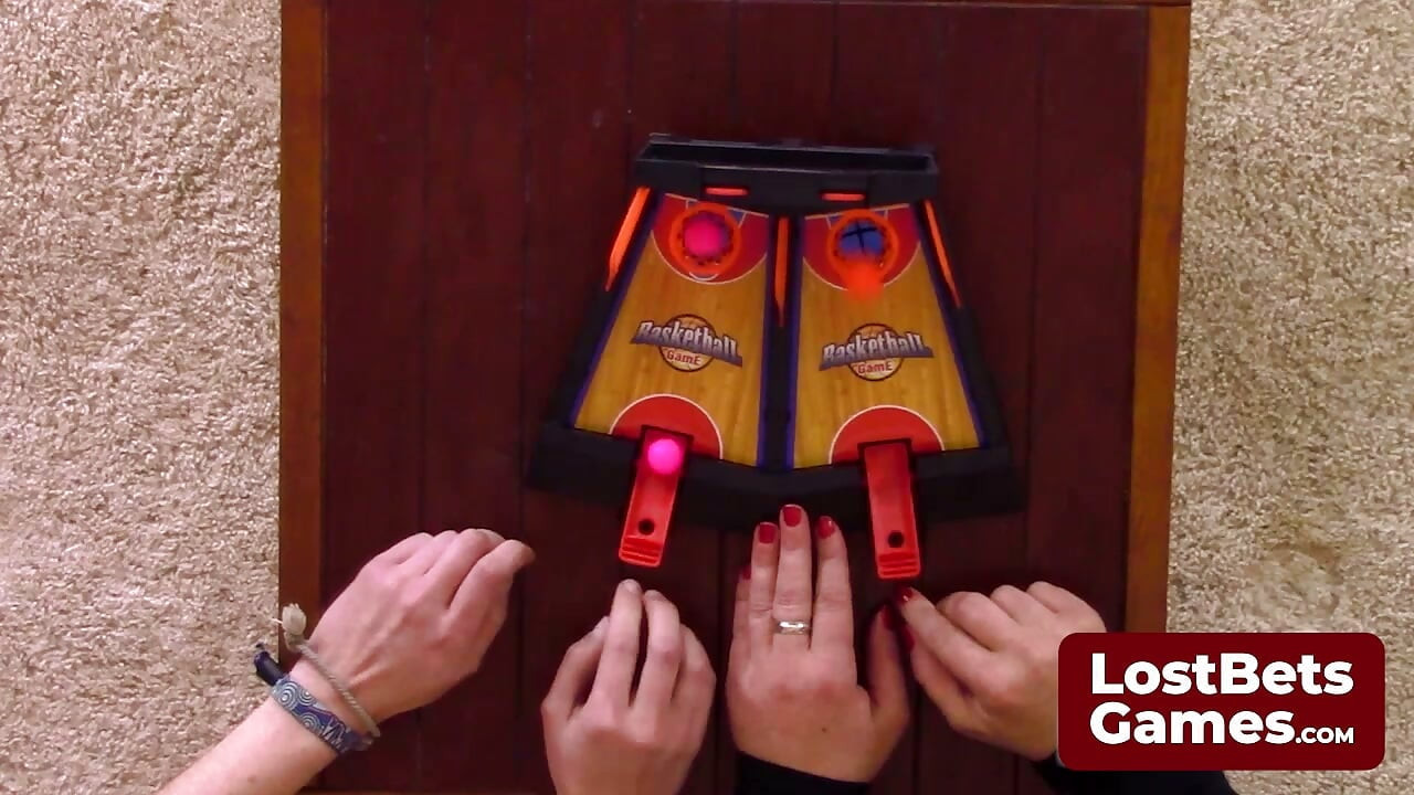 Tobi and Stefanie face off in Basketball Flippies