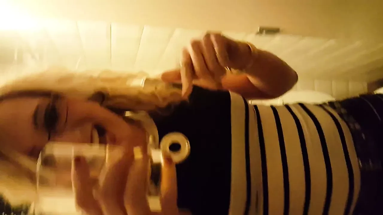 2 lány 1 pohár.