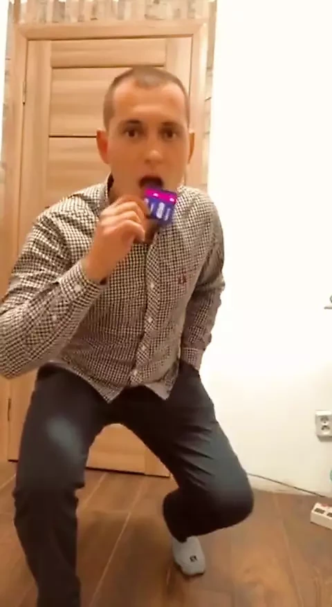 一个年轻的实习生正在准备与经理会面