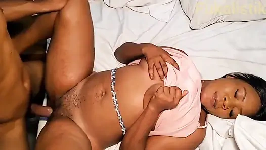 Geiles häschen überrascht, wie er fühlt, wie großer schwanz in ihre nasse muschi penetriert