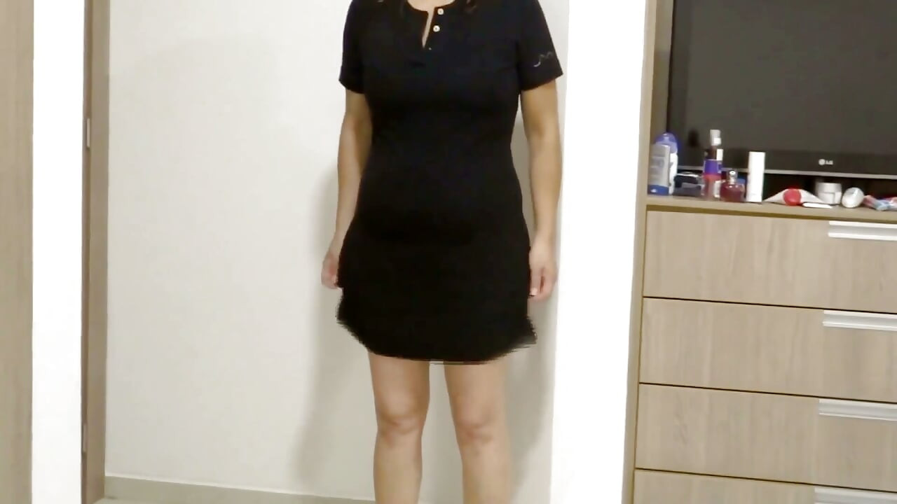 Bela madrasta se veste e se despi, meu pau duro quer transar com ela e ela sabe disso.