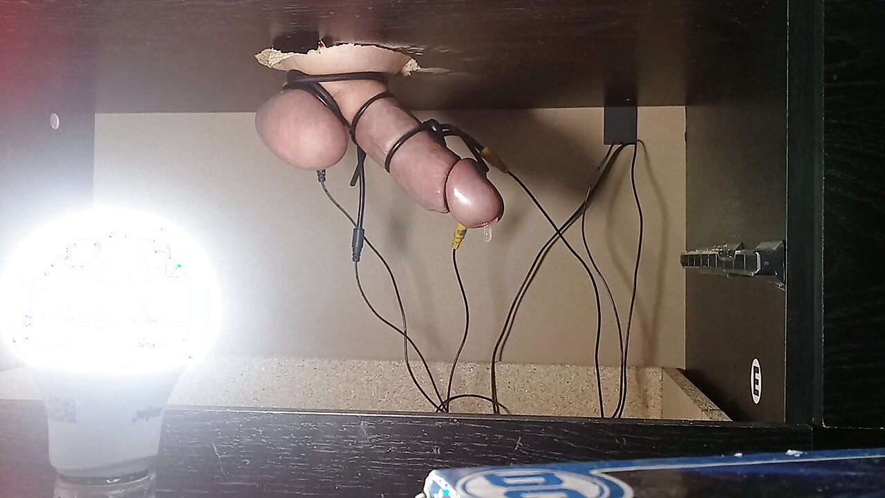 2bestimで壁の穴で搾り取られるチンポ