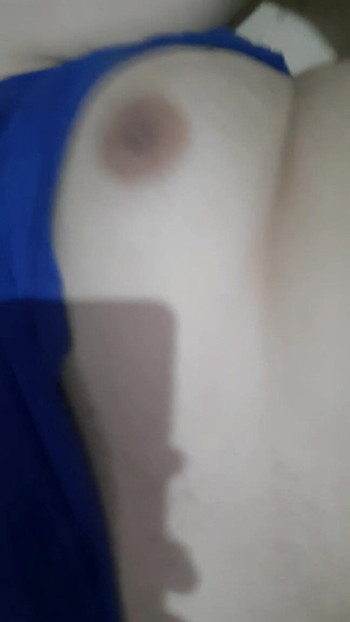 Mostrando meus peitos enquanto levo rola