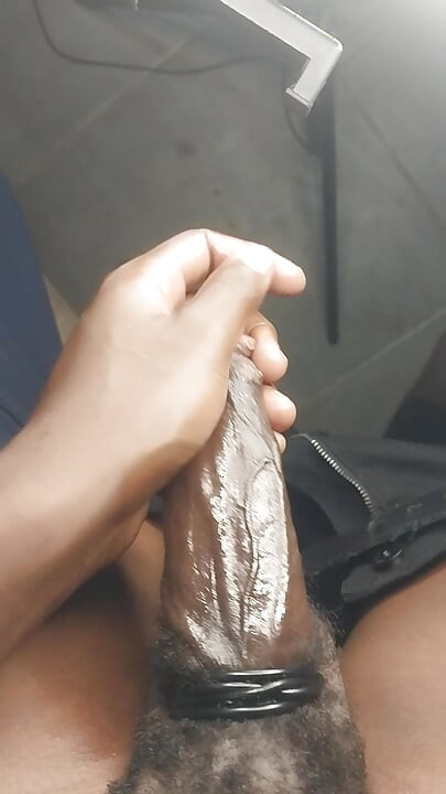 Homem se masturba pau preto com veias