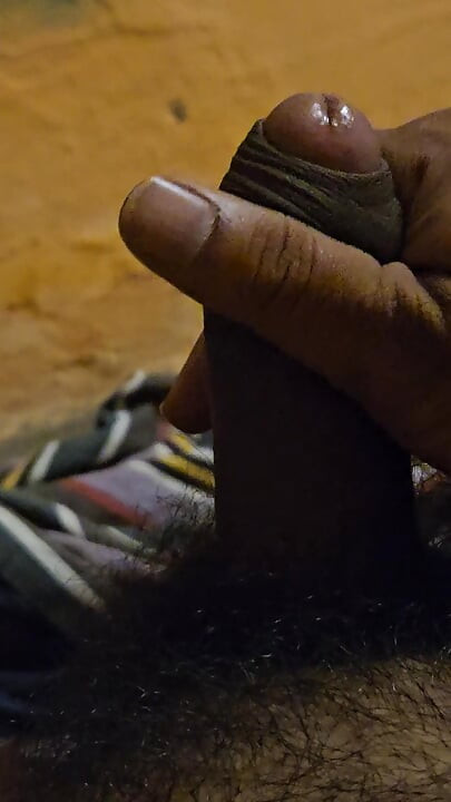 Indiano garoto brincando com pau preto
