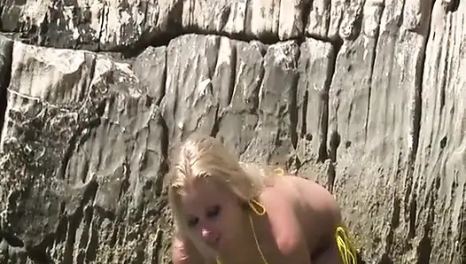 929 Lili Blonde and Sexy Woman Make Striptease in Ocean