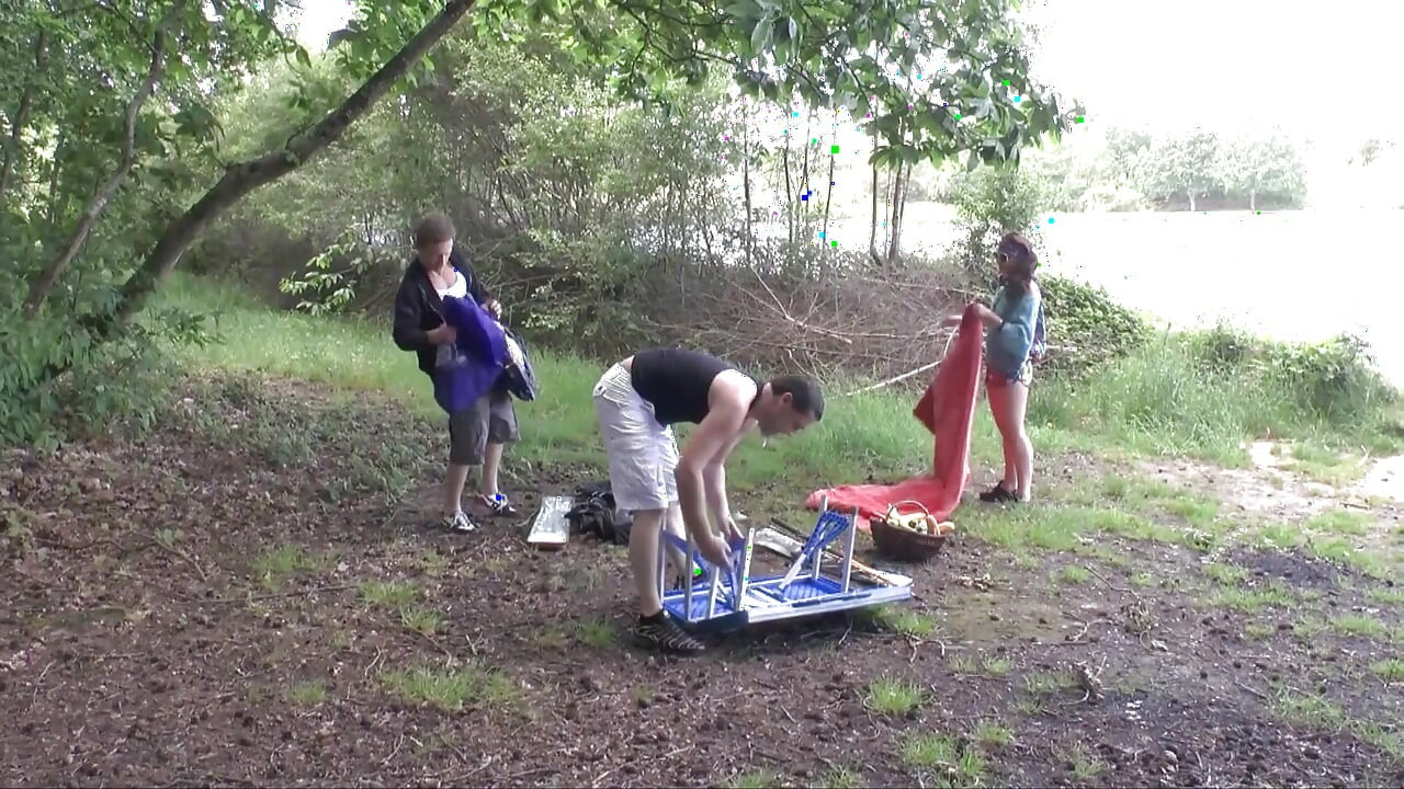 Quente ação dp na floresta