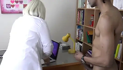 Cowok berondong ini lagi asik ngentot sama ahli urologi