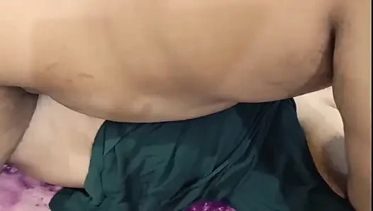 Hintli köylü teyze açık havada amını ve göğüslerini gösteriyor ve yeğeni tarafından sikiliyor