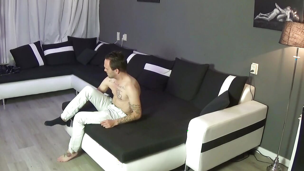 Melody Pleasure komt eerder naar huis en betrapt Cheffie!