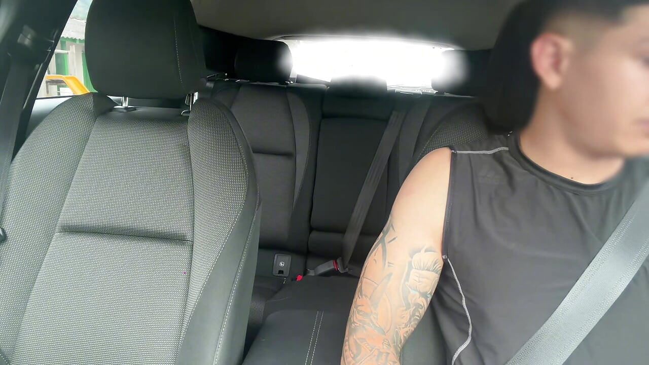 Cliente De UBER Se Da Cuenta Que Mi Hijastra No Lleva Sostén y Mete Sus Dedos En Su Estrecho Coño