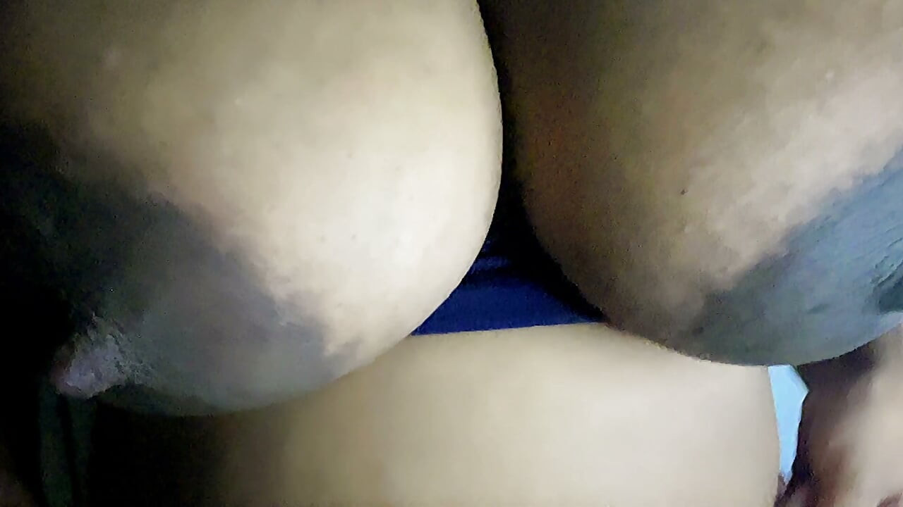 Meus peitos grandes e buceta molhada - Goza dentro de mim