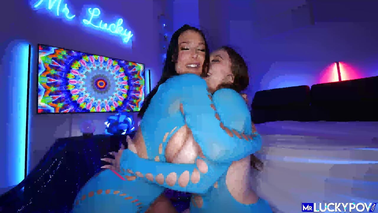 Busty Angela White i Amber Bloom dzielą się przyjemnością z szczęśliwym kutasem
