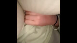 Bagno i miei pantaloni a letto poi piscio su tutto il mio corpo