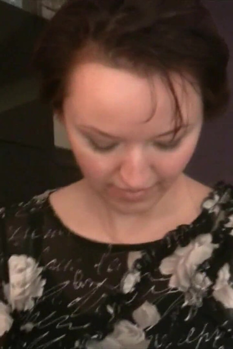 Nyllady Footplaying z kartą telefoniczną w czarnych pończochach