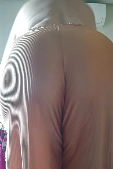 継母はカメラの前で服を脱いで、私の同僚に送ります