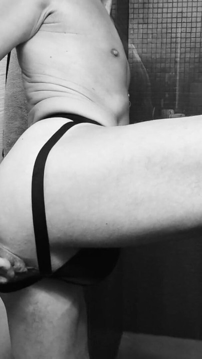 Auto fisting anal en jockstrap con enormes labios en el culo y prolapso | Clip 1