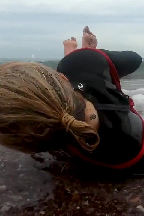 Terikat di wetsuit - tantangan pelarian perbudakan tali di pantai