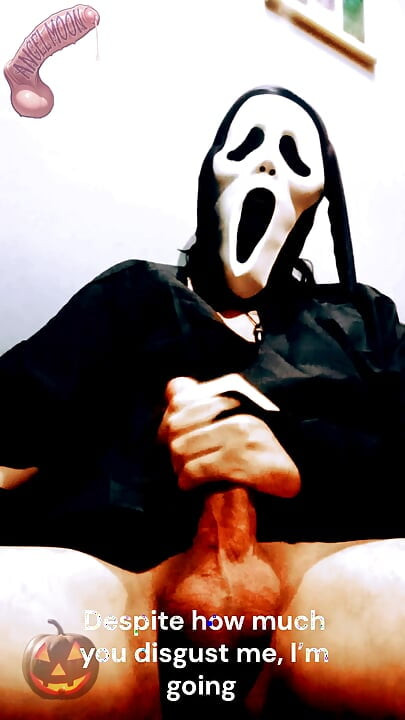 SCREAM A LOVE STORY Seorang pria dominan dengan topeng Ghostface dan kontol besar menyusup ke rumahmu pada malam Halloween untuk menyemprotkan sperma