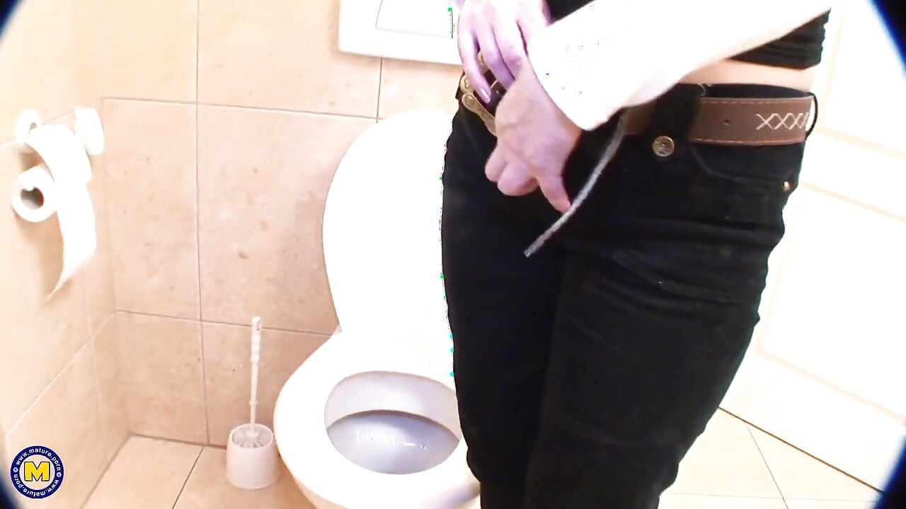 MILF Constantina uprawia seks w toalecie
