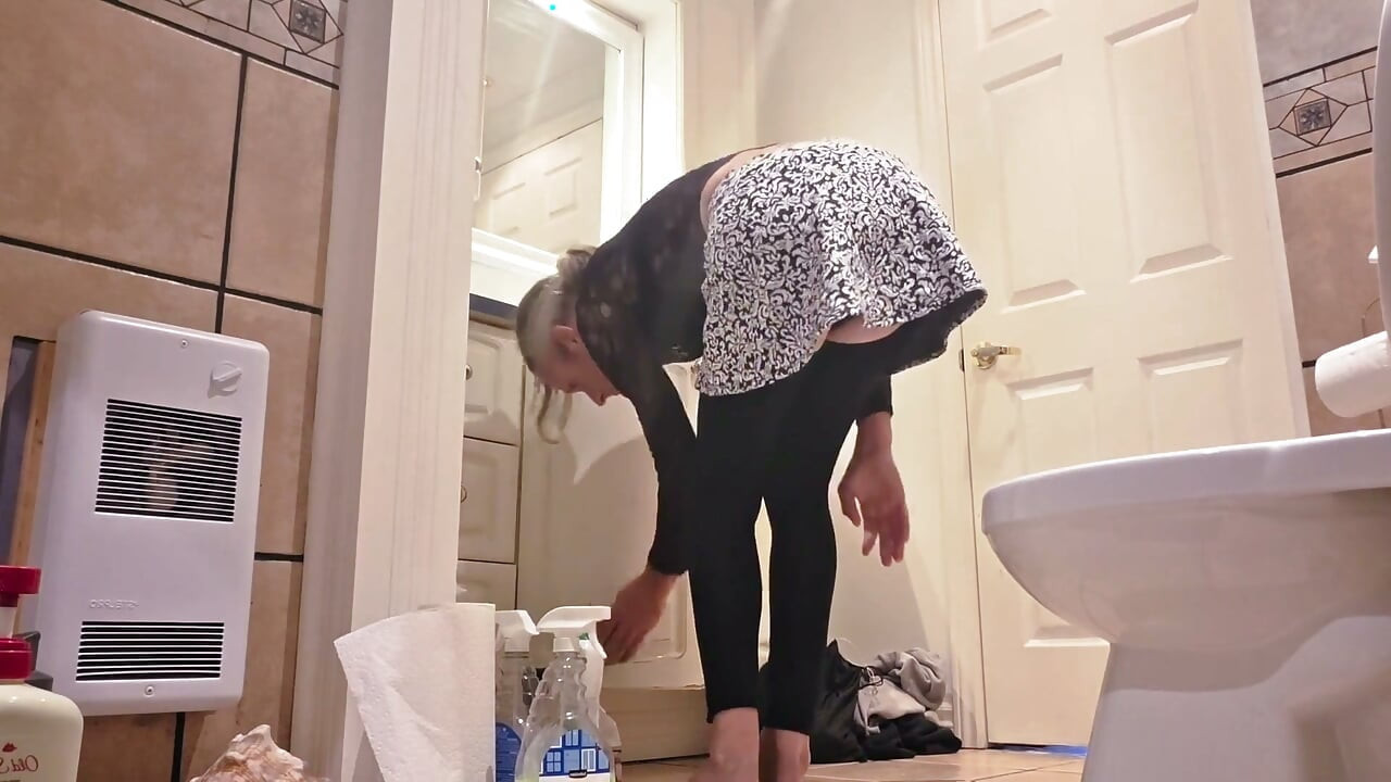 Seksualna Filomena čisti kupaonicu