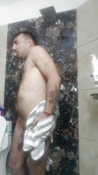 德西男人享受與鄰居和軍官的性愛