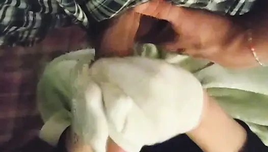 Kaus kaki putih kecil seksi ngocok kontol dengan kaus kaki