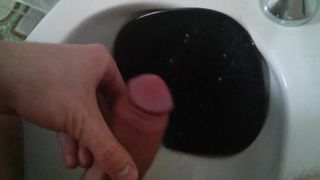 黒い皿をはねかける
