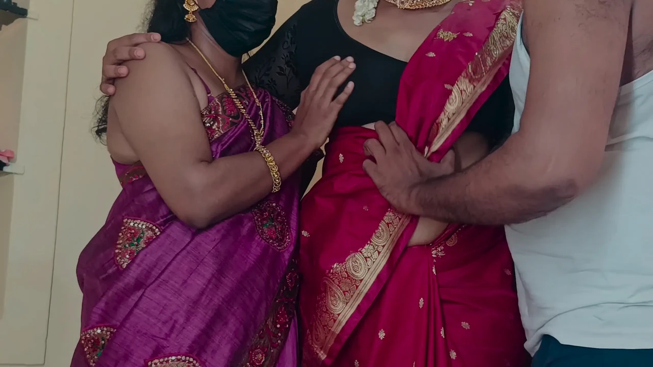 姐妹们在床上和邻居 Batchelor 男人享受三人性爱