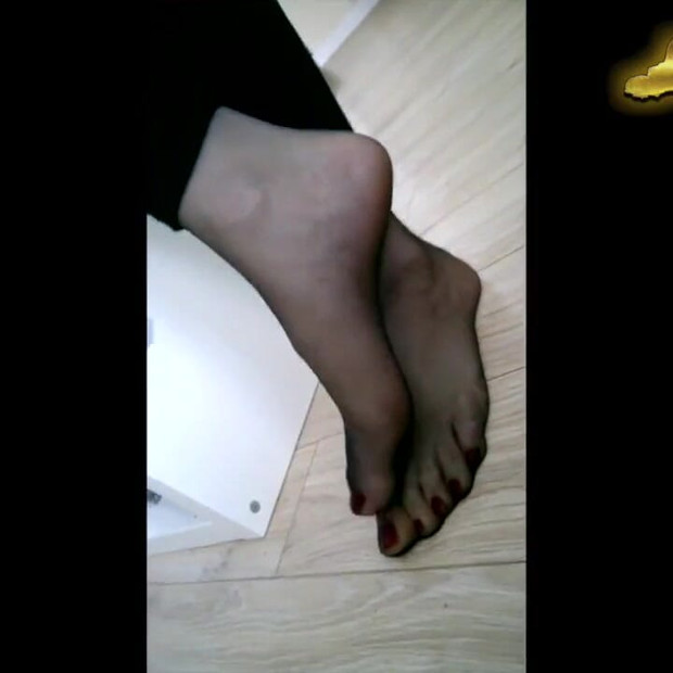 Sexy tranny feet in pantyhose