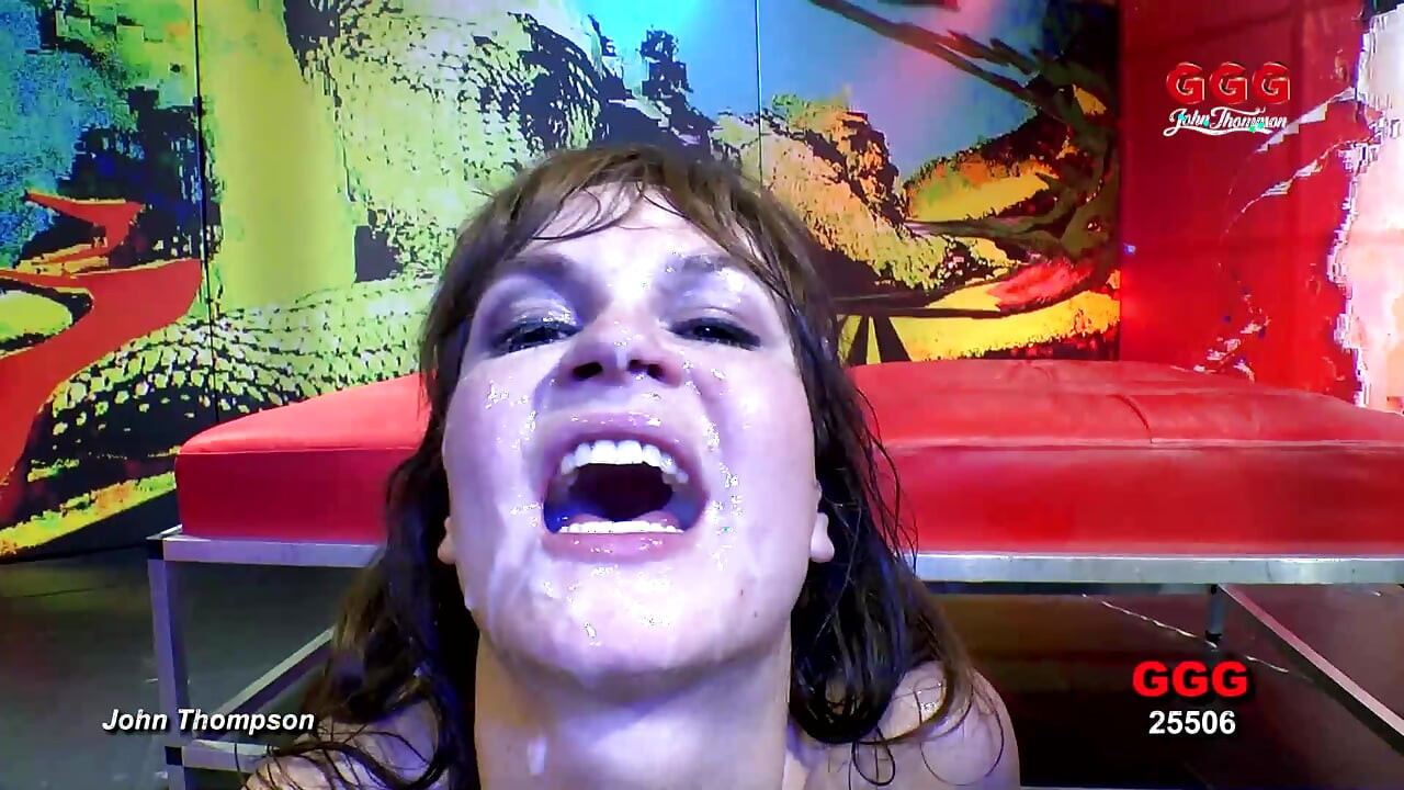 GGG ג'ון תומפסון - בלונדינית פצצה נדפקת בגנגבאנג חי על הבמה