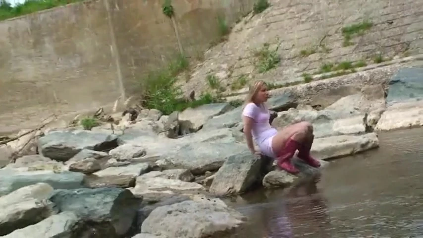 Sarışın nehirde dışarıda işiyor