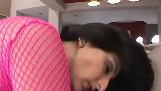 Seksi orta yaşlı seksi kadın erkek delisi götü canavar yaraklarla sikiliyor (tam film)