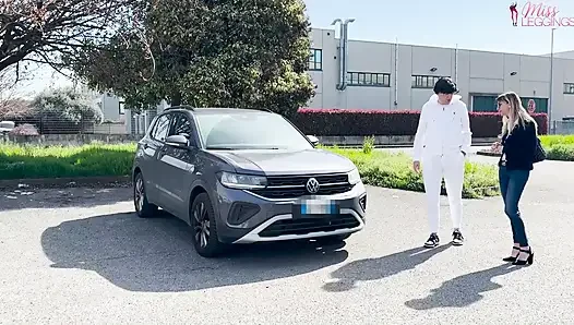 Stiefmutter bietet dem besten freund des stiefsohns an, sein gebrauchtes auto zu kaufen