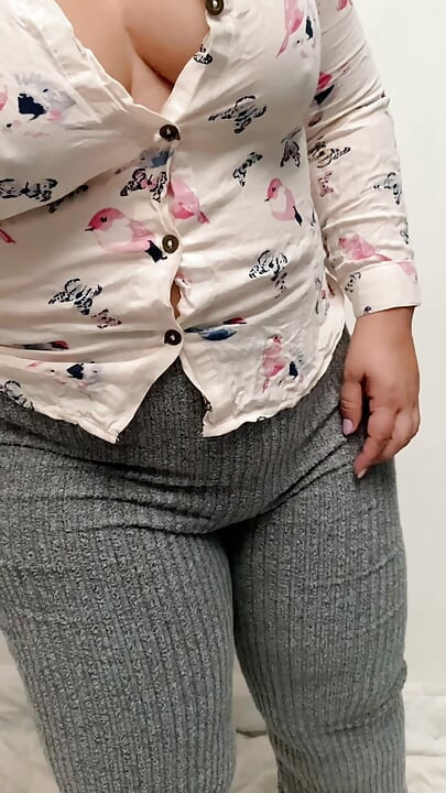 Mi Madrastra Milf limpiando y rebotando su hermoso Culo en pantalones de yoga