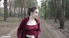 Futai pe la spate cu o fată care se plimbă în pădure cu țâțe goale